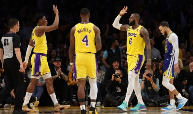  湖人险胜勇士，晋级总决赛在望  