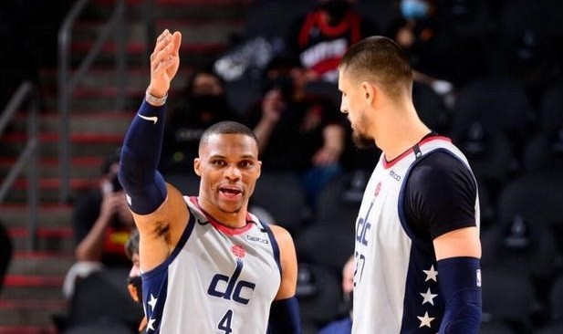  比尔33分难救主，奇才不敌尼克斯遭横扫  