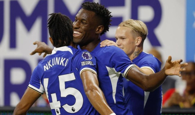  纽卡斯尔联边锋阿尔米隆独造三球主宰比赛