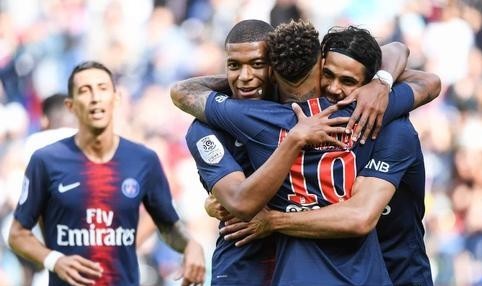  巴黎圣日耳曼争议点球，赛后舆论指责裁判偏袒  