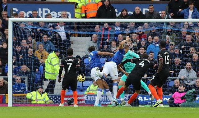  多特蒙德防线漏洞频现，连续三场失球引发质疑  