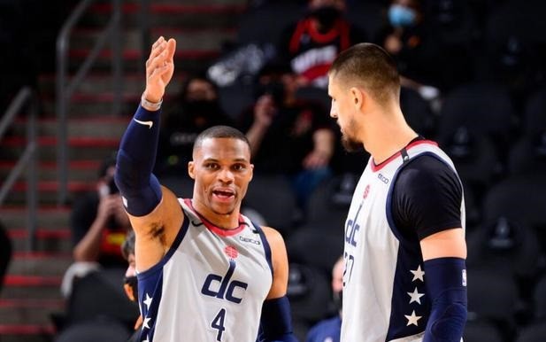  比尔33分难救主，奇才不敌尼克斯遭横扫  